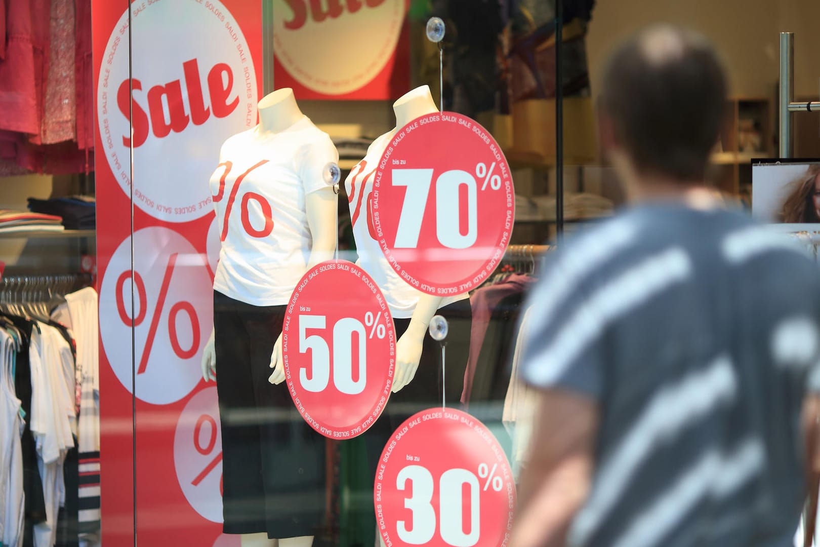 In diesem Jahr hängen schon mehr als einen Monat vor dem "offiziellen" Sommerschlussverkauf knallrote Ausverkauf-Schilder in den Schaufenstern.