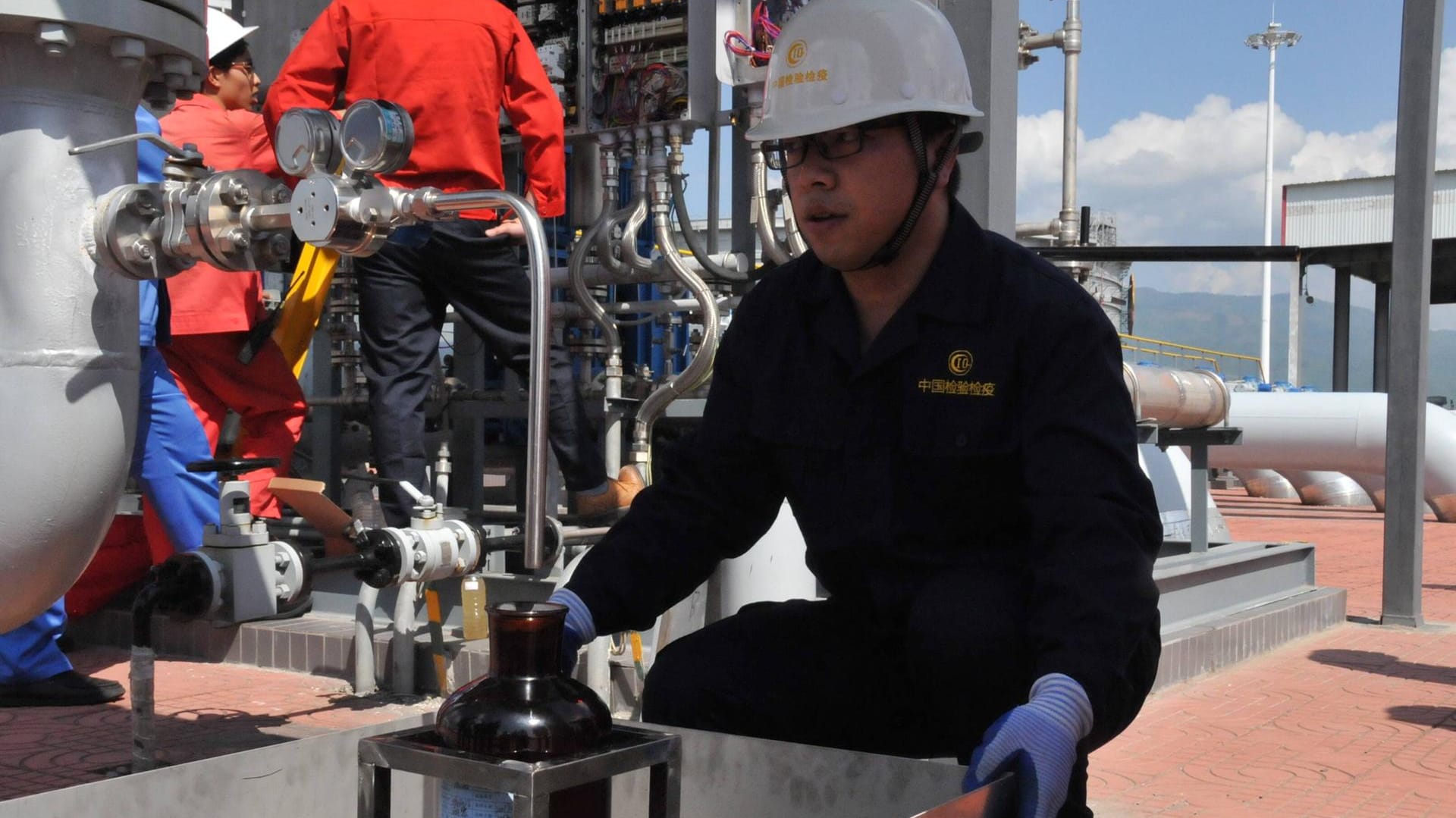 Ein Mitarbeiter von China National Petroleum Corporation nimmt Proben. Ein Mitarbeiter von China National Petroleum Corporation nimmt Proben.