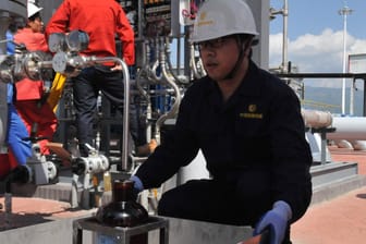 Ein Mitarbeiter von China National Petroleum Corporation nimmt Proben.