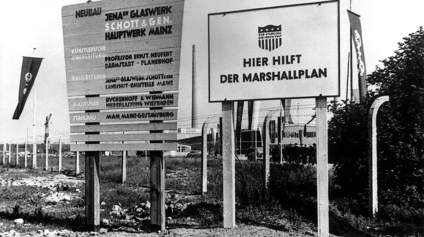 Eine Baustelle der Schott-Glaswerke aus dem Jahre 1952 mit einem Schild "Hier hilft der Marshallplan". Die Schott-Glaswerke in Mainz haben ihren Aufbau nach dem Kriege zu einem wesentlichen Teil Mitteln aus dem amerikanischen Hilfsprogramm zu verdanken.