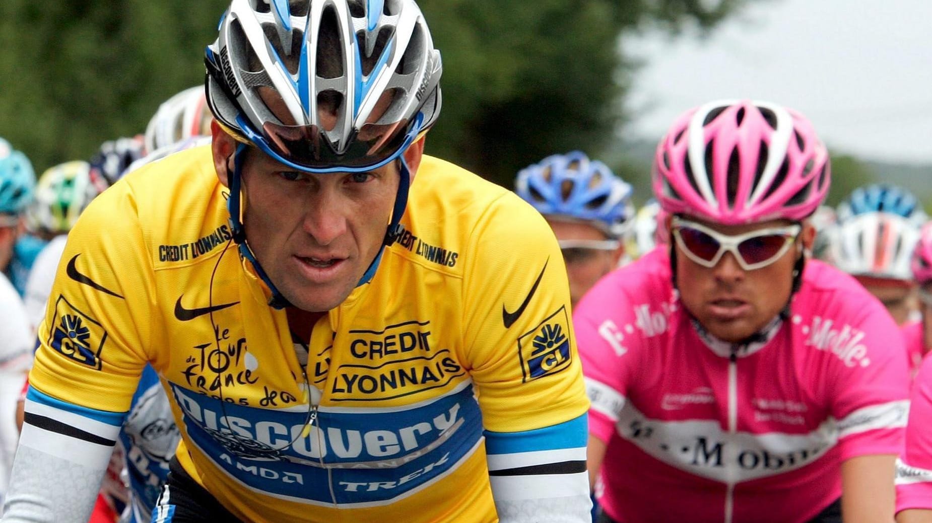 Bild aus früheren Tagen: Lance Armstrong (l.) neben seinem damaligen Hauptkontrahenten Jan Ullrich bei der Tour de France 2005. Beide wurden später wegen Dopings gesperrt.