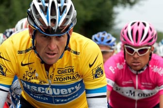 Bild aus früheren Tagen: Lance Armstrong (l.) neben seinem damaligen Hauptkontrahenten Jan Ullrich bei der Tour de France 2005. Beide wurden später wegen Dopings gesperrt.