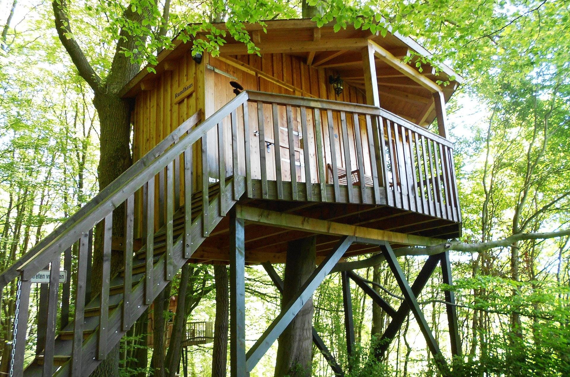 Nicht schwindelfreie Gäste bevorzugen im Naturpark Solling-Vogler die Stelzenhäuser wie das Rundhaus.