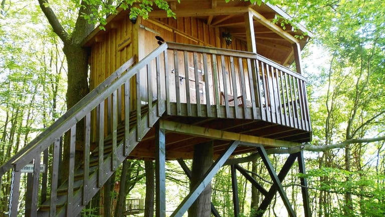 Nicht schwindelfreie Gäste bevorzugen im Naturpark Solling-Vogler die Stelzenhäuser wie das Rundhaus.