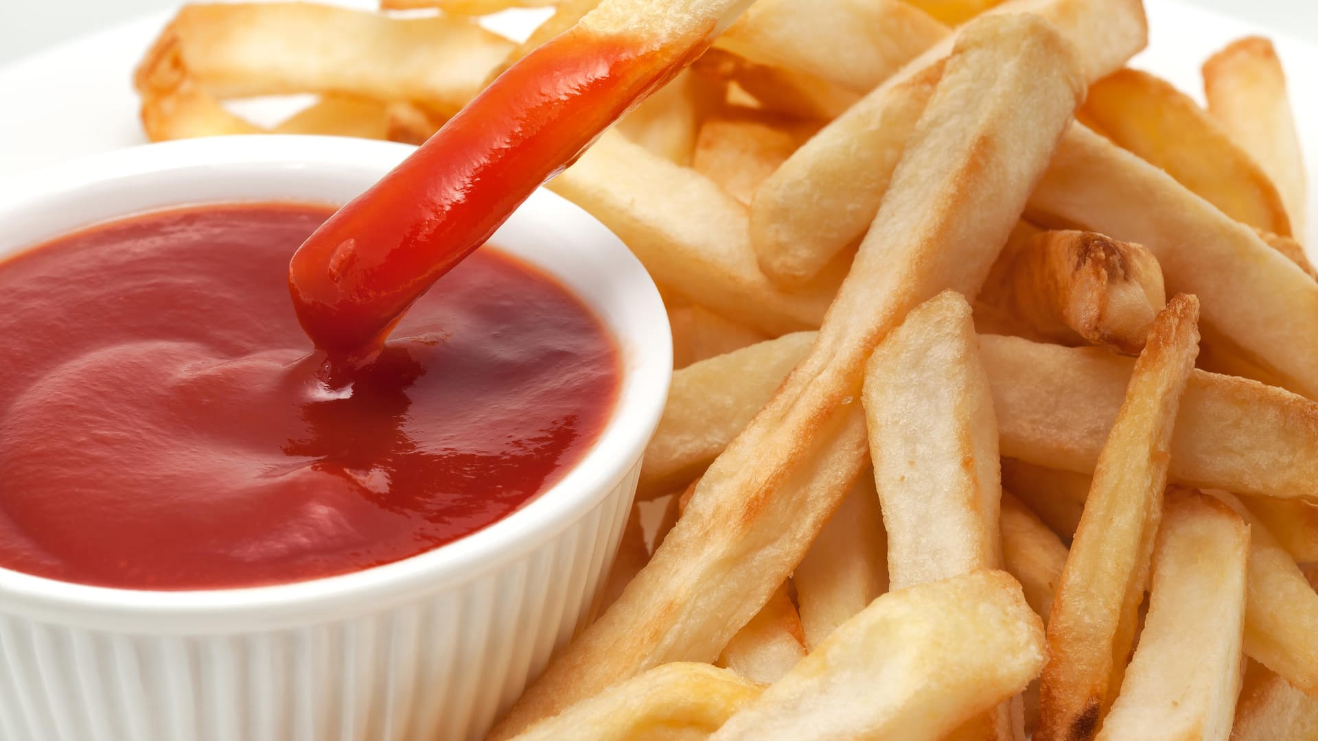 Pommes frites mit Ketchup