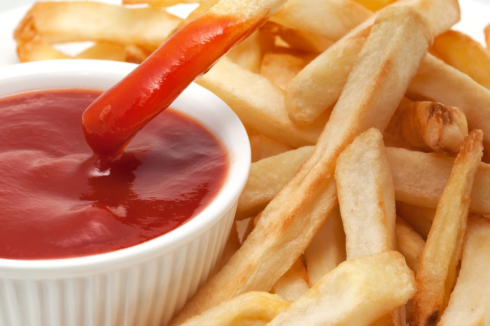 Pommes frites mit Ketchup