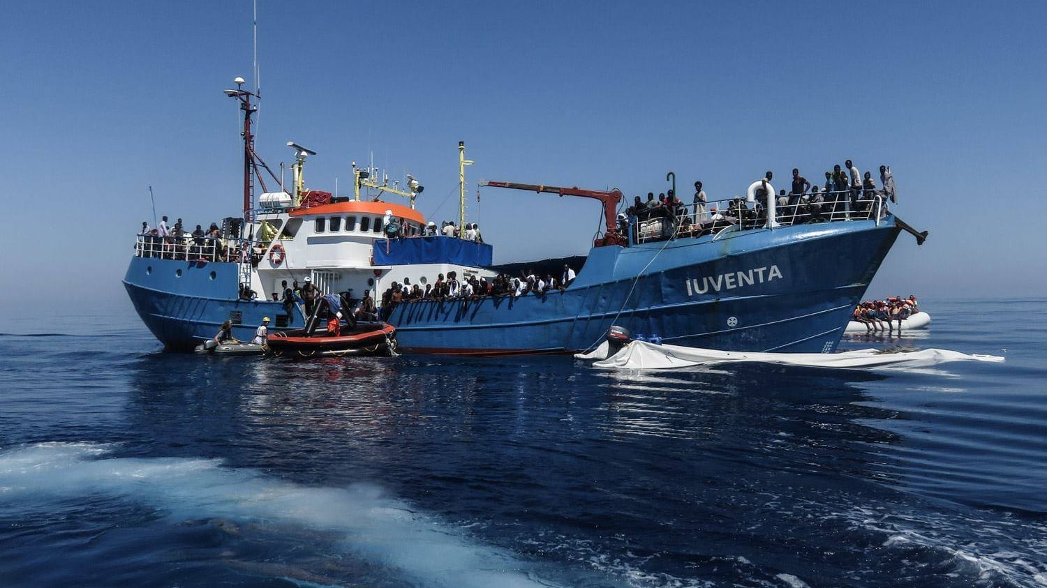 Italien droht mit Hafen-Verbot für Flüchtlingsretter Italien droht mit Hafen-Verbot für Flüchtlingsretter