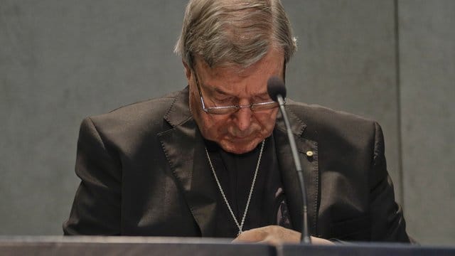 In der Vergangenheit gab es mehrfach Beschwerden über angebliche Fälle von Kindesmissbrauch während Pells Zeit als Priester und Erzbischof. In der Vergangenheit gab es mehrfach Beschwerden über angebliche Fälle von Kindesmissbrauch während Pells Zeit als Priester und Erzbischof.