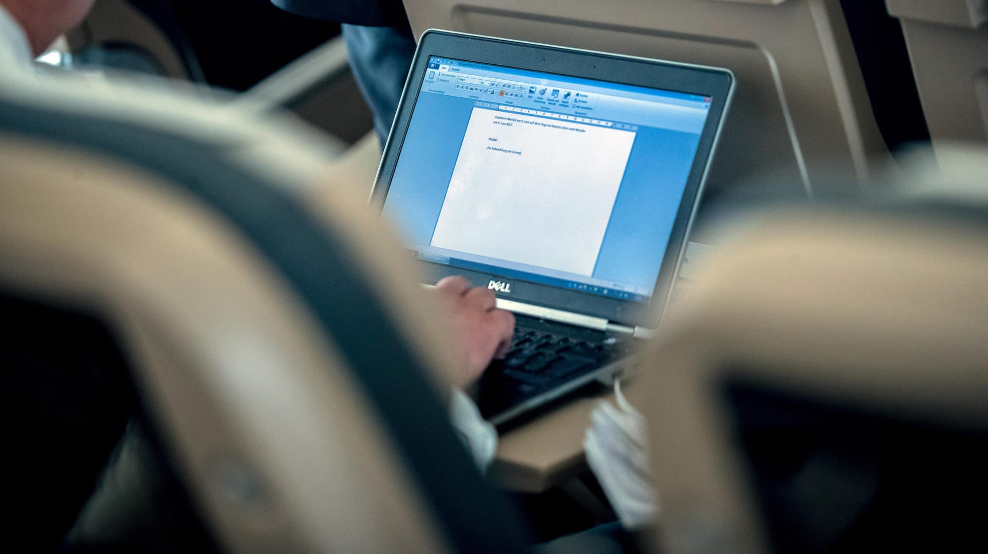 Laptops und Tablets auf US-Flügen sind bei schärferen Sicherheitskontrollen am Flughafen weiter erlaubt. Laptops und Tablets auf US-Flügen sind bei schärferen Sicherheitskontrollen am Flughafen weiter erlaubt.