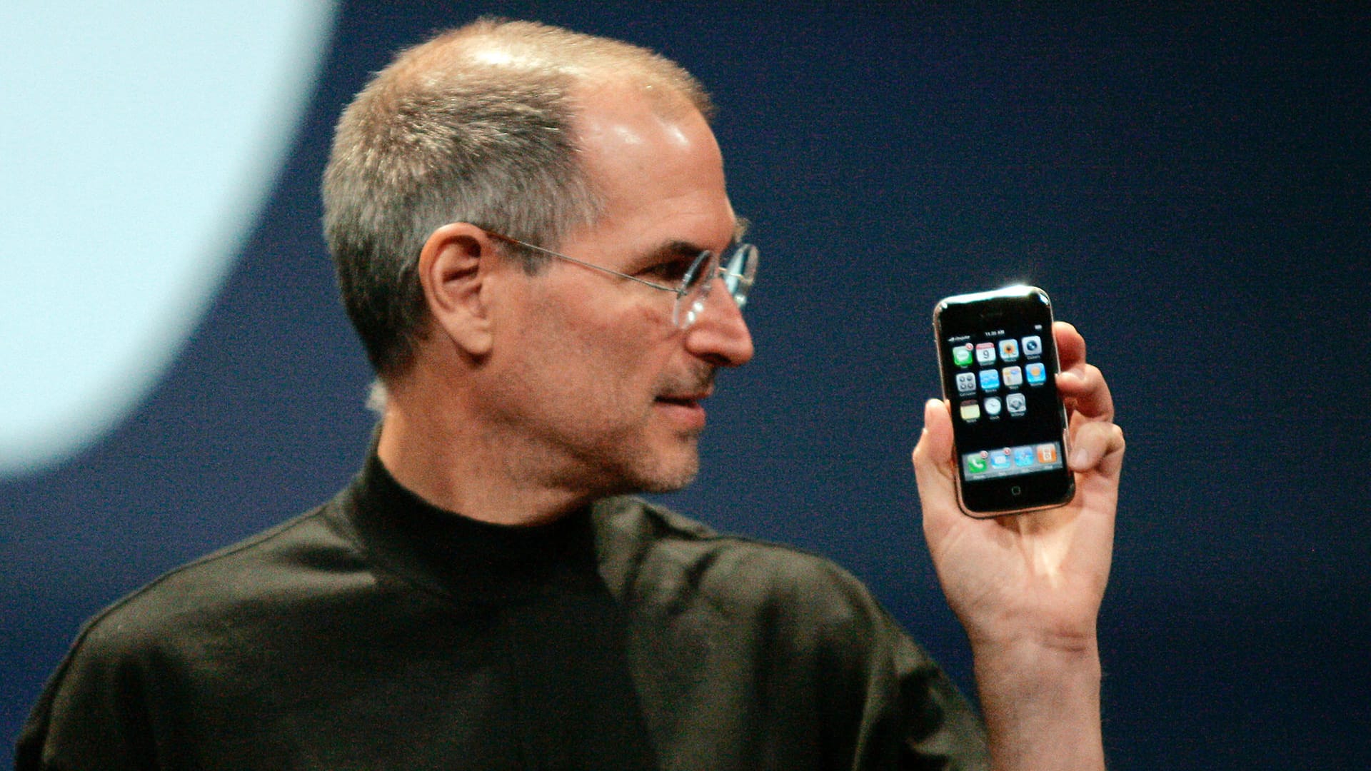 Der Apple-CEO Steve Jobs präsentiert das erste iPhone in San Francisco.