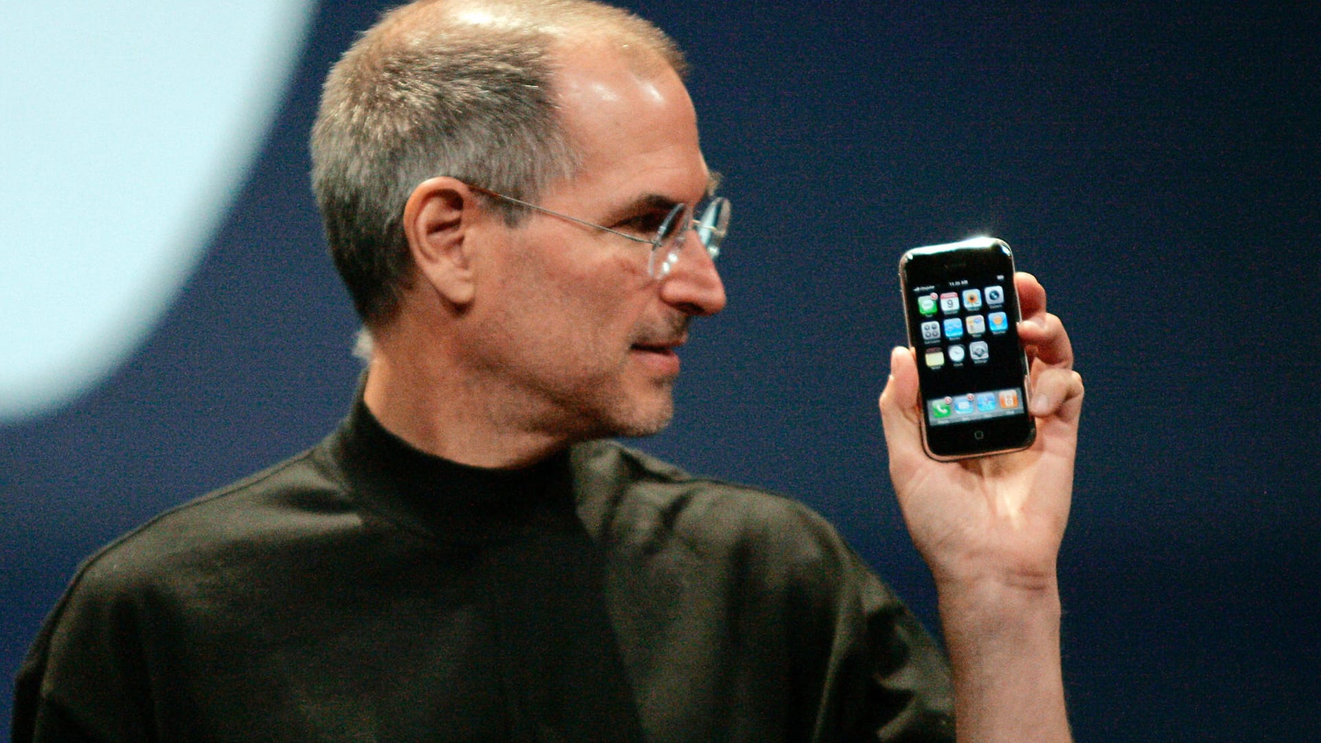 Der Apple-CEO Steve Jobs präsentiert das erste iPhone in San Francisco.