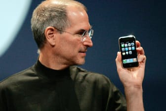 Der Apple-CEO Steve Jobs präsentiert das erste iPhone in San Francisco.