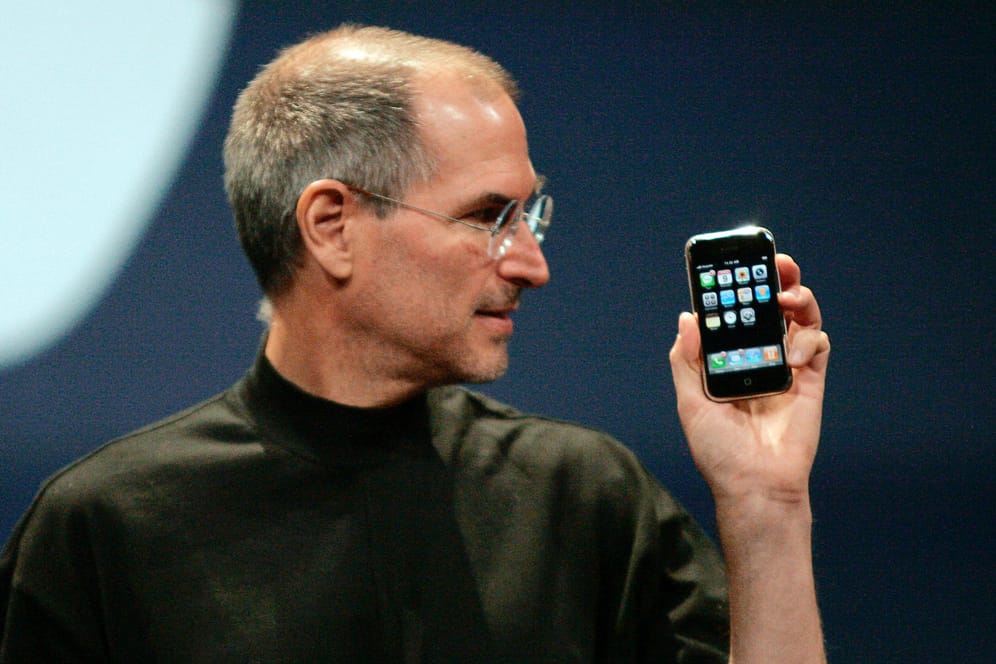 Der Apple-CEO Steve Jobs präsentiert das erste iPhone in San Francisco.