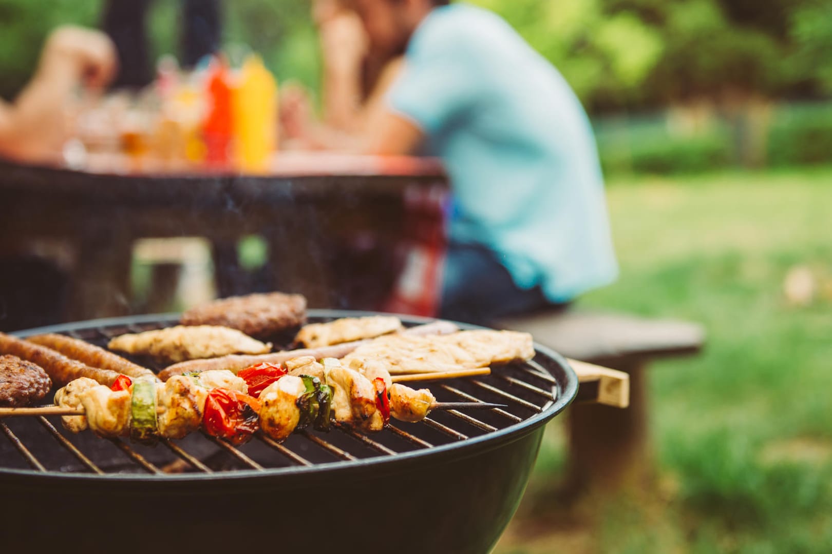 Ein paar Freunde grillen im Park.