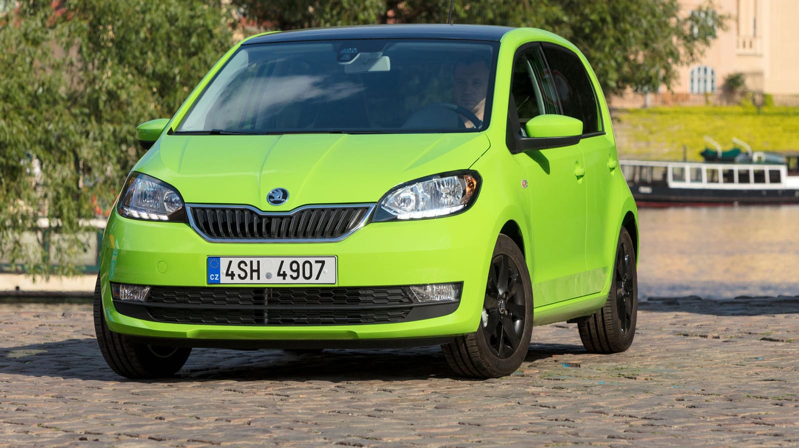 Zur komplett überarbeiteten Frontpartie zählen eine neue Motorhaube, ein neu gestalteter Kühlergrill, ein modifizierter Stoßfänger und veränderte Nebelscheinwerfer mit Abbiegelicht-Funktion. Zur komplett überarbeiteten Frontpartie zählen eine neue Motorhaube, ein neu gestalteter Kühlergrill, ein modifizierter Stoßfänger und veränderte Nebelscheinwerfer mit Abbiegelicht-Funktion.