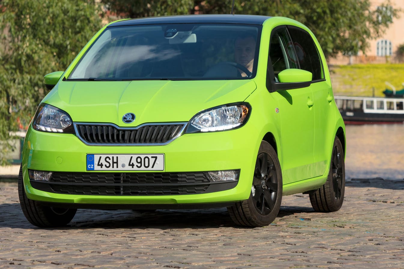 Zur komplett überarbeiteten Frontpartie zählen eine neue Motorhaube, ein neu gestalteter Kühlergrill, ein modifizierter Stoßfänger und veränderte Nebelscheinwerfer mit Abbiegelicht-Funktion.