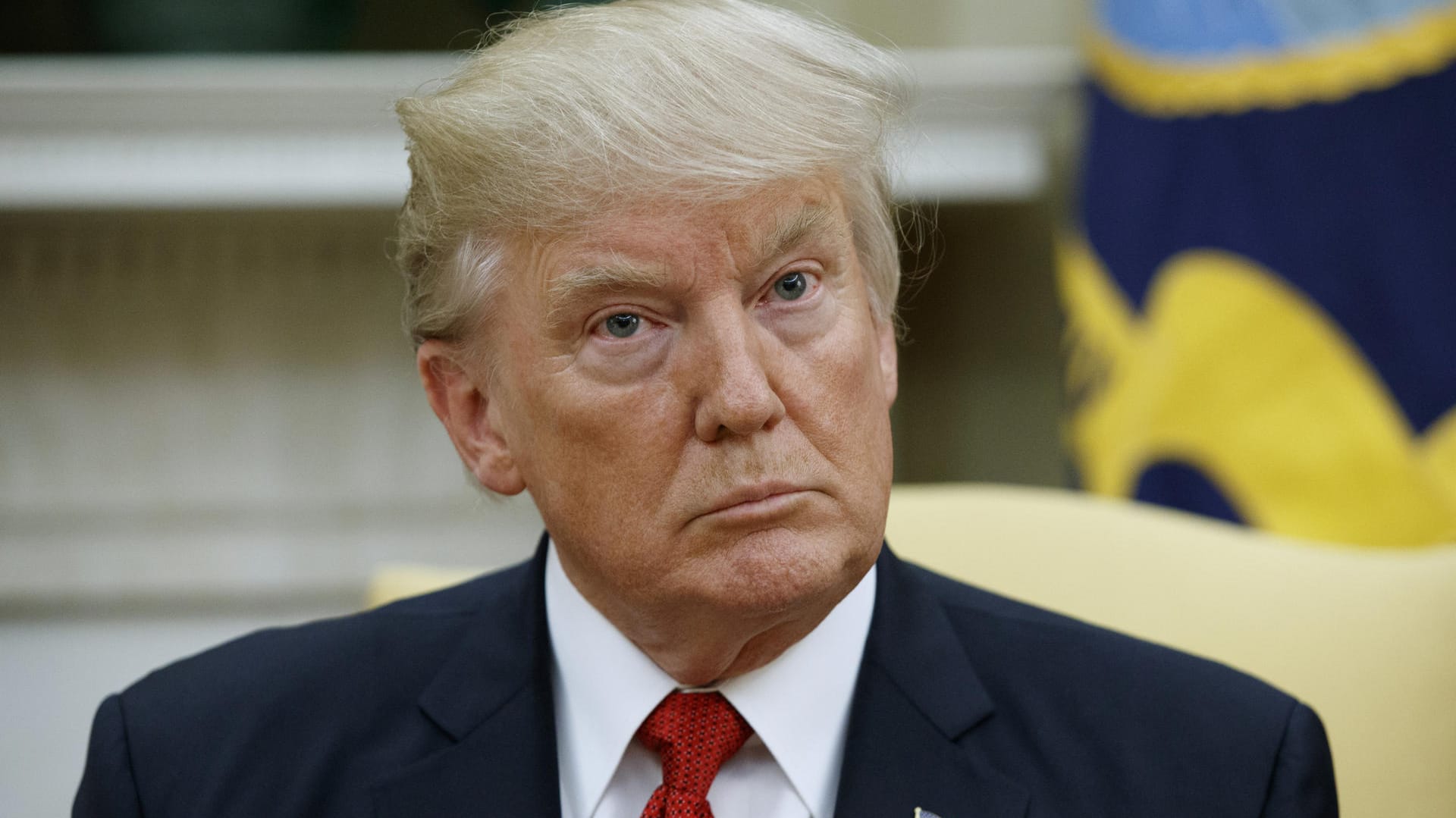 US-Präsident Donald Trump hat eine Journalistin für ihr Lächeln gelobt.