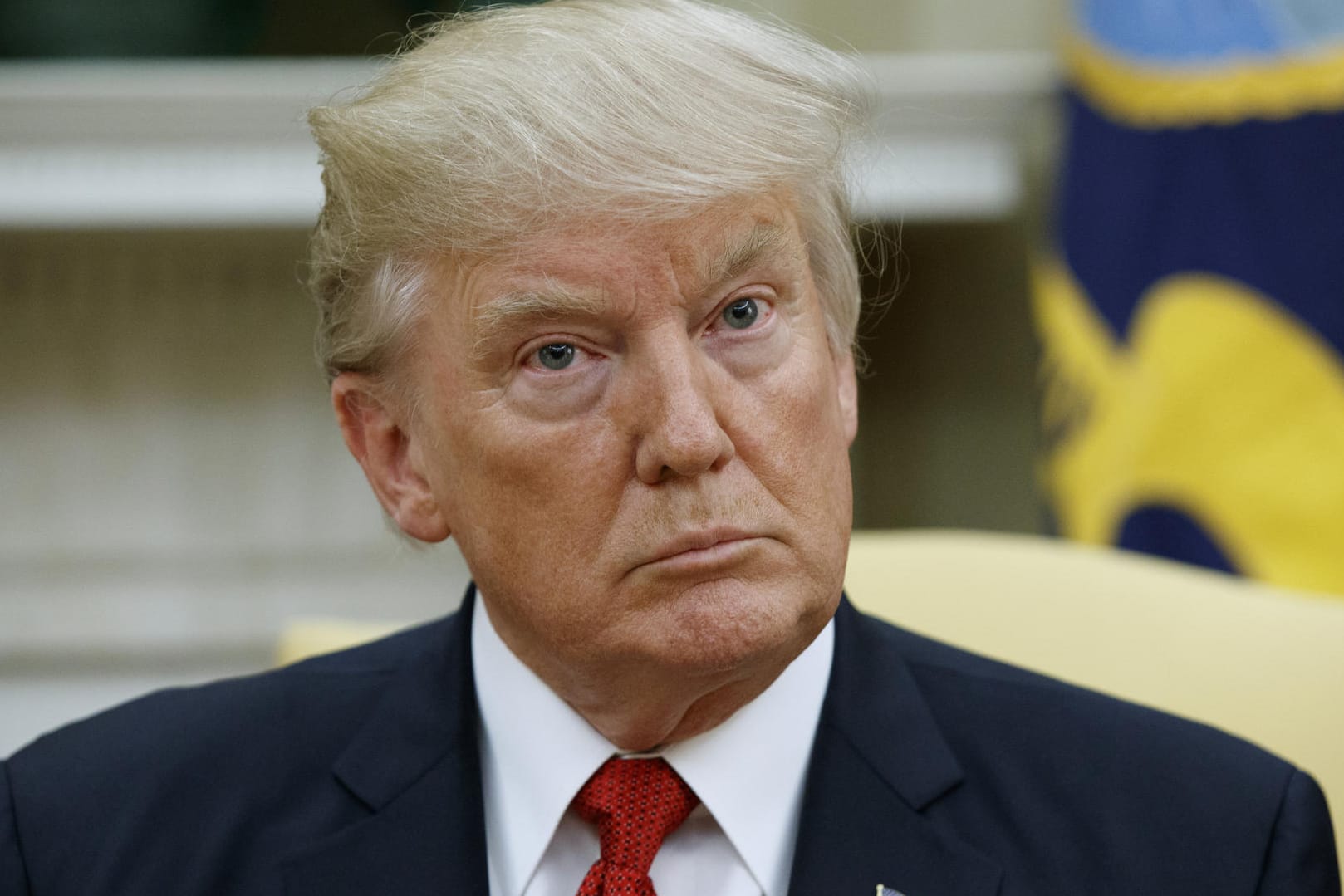 US-Präsident Donald Trump hat eine Journalistin für ihr Lächeln gelobt.