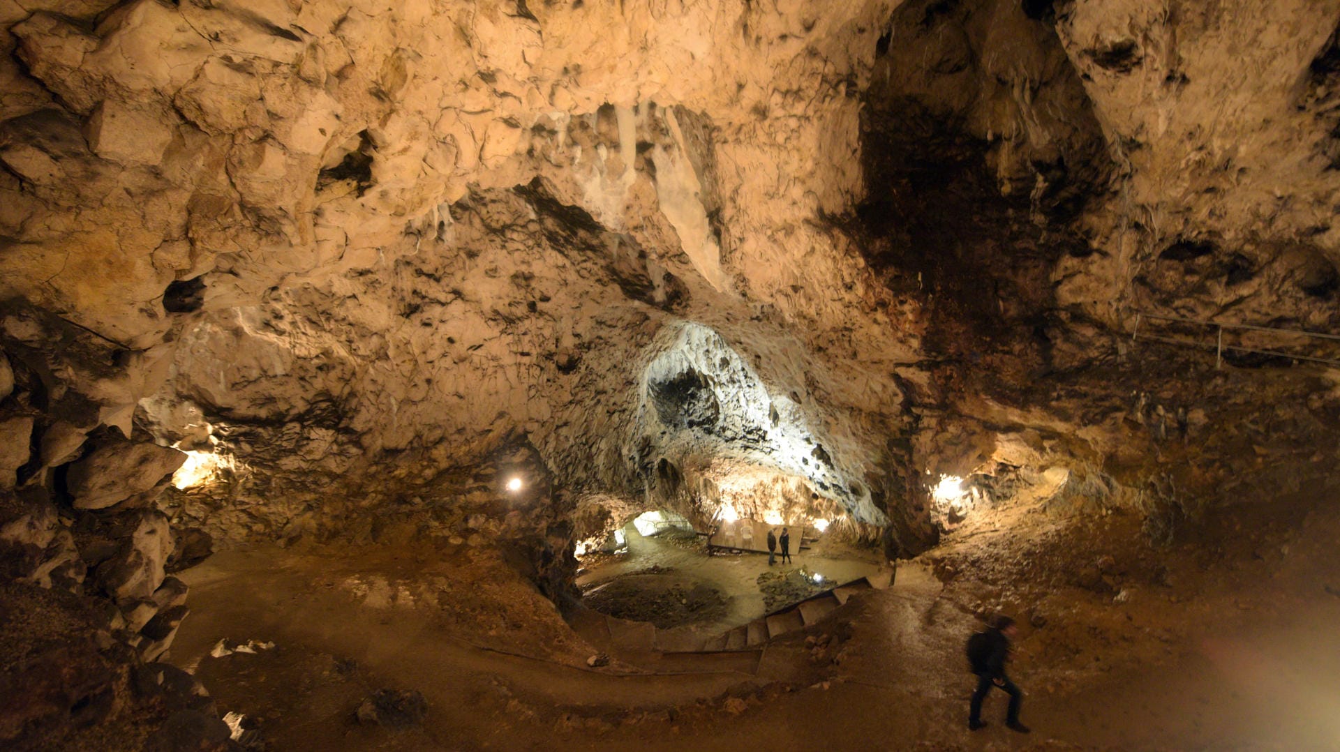 Bei archäologischen Grabungen wurden an der schwäbischen Alb die ersten Spuren von Kunst und Musik der Menschheit gefunden.