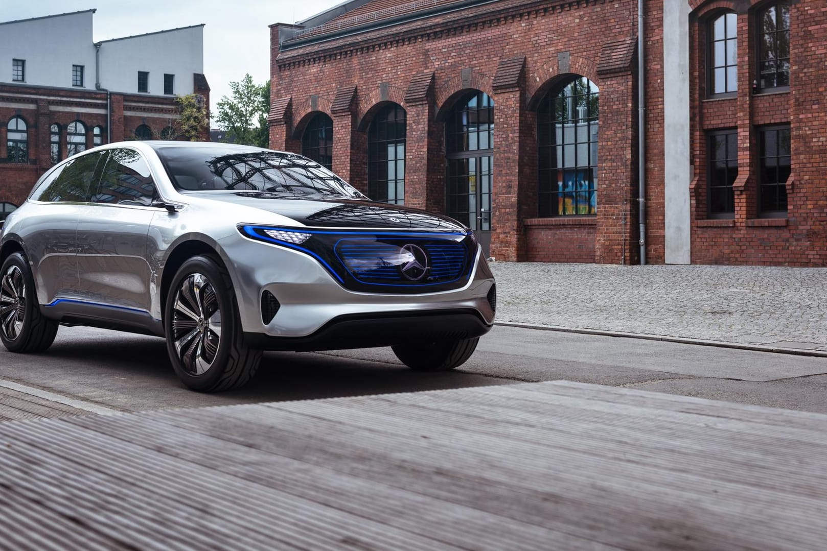 Mercedes tritt mit den EQ-Modellen gegen Tesla an.
