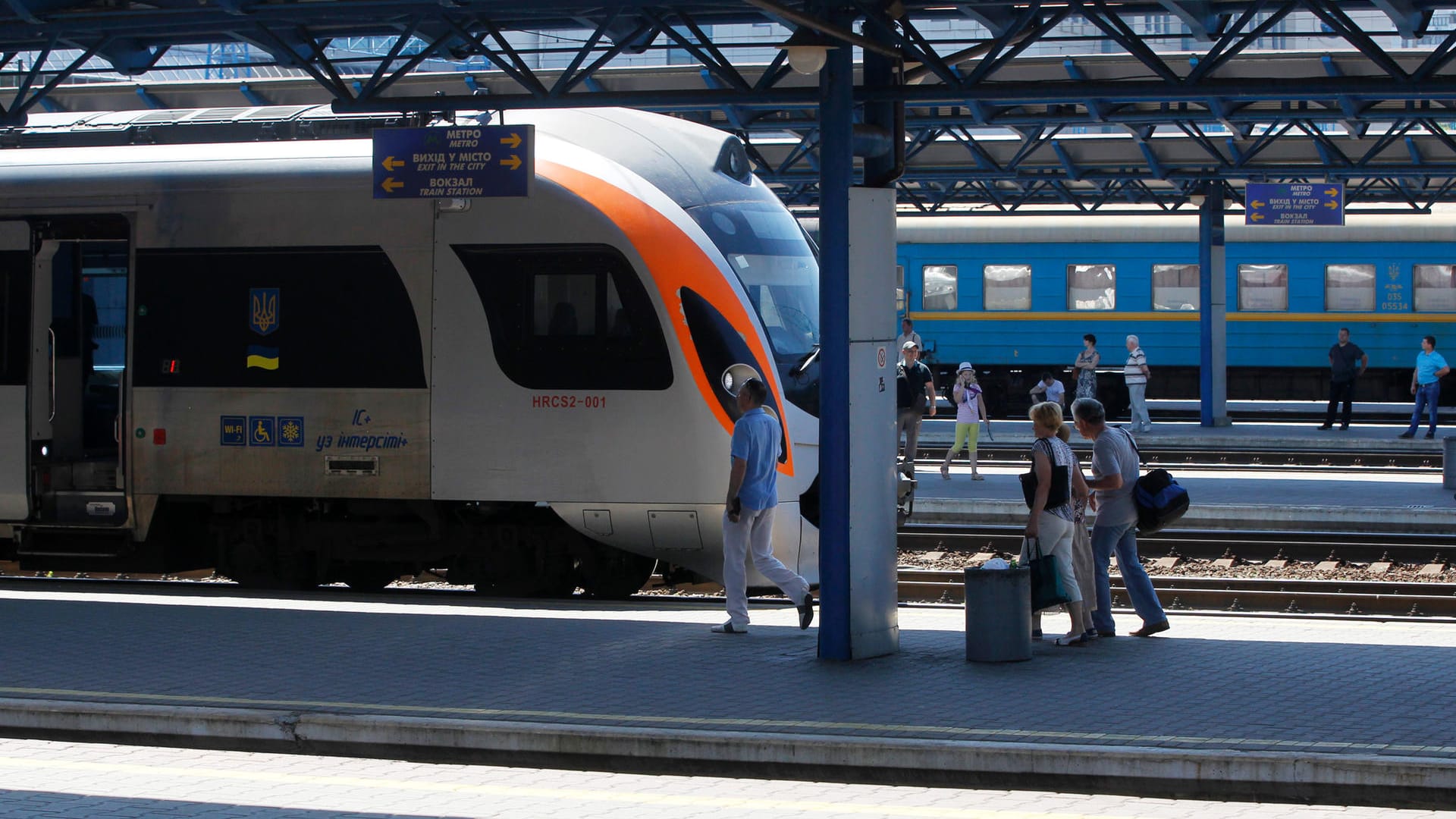 Bahnstation in Kiew: Die Infrastruktur der Ukraine wurde angegriffen. Ziele waren die Bahn, Banken, Geldautomaten, Tankstellen und Supermärkte.