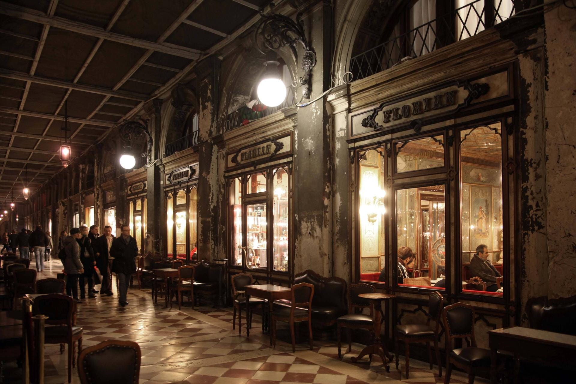 Seit 1720 befindet sich das Café Florian unter den Arkaden am Markusplatz in Venedig (Italien).
