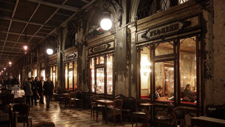 Seit 1720 befindet sich das Café Florian unter den Arkaden am Markusplatz in Venedig (Italien).
