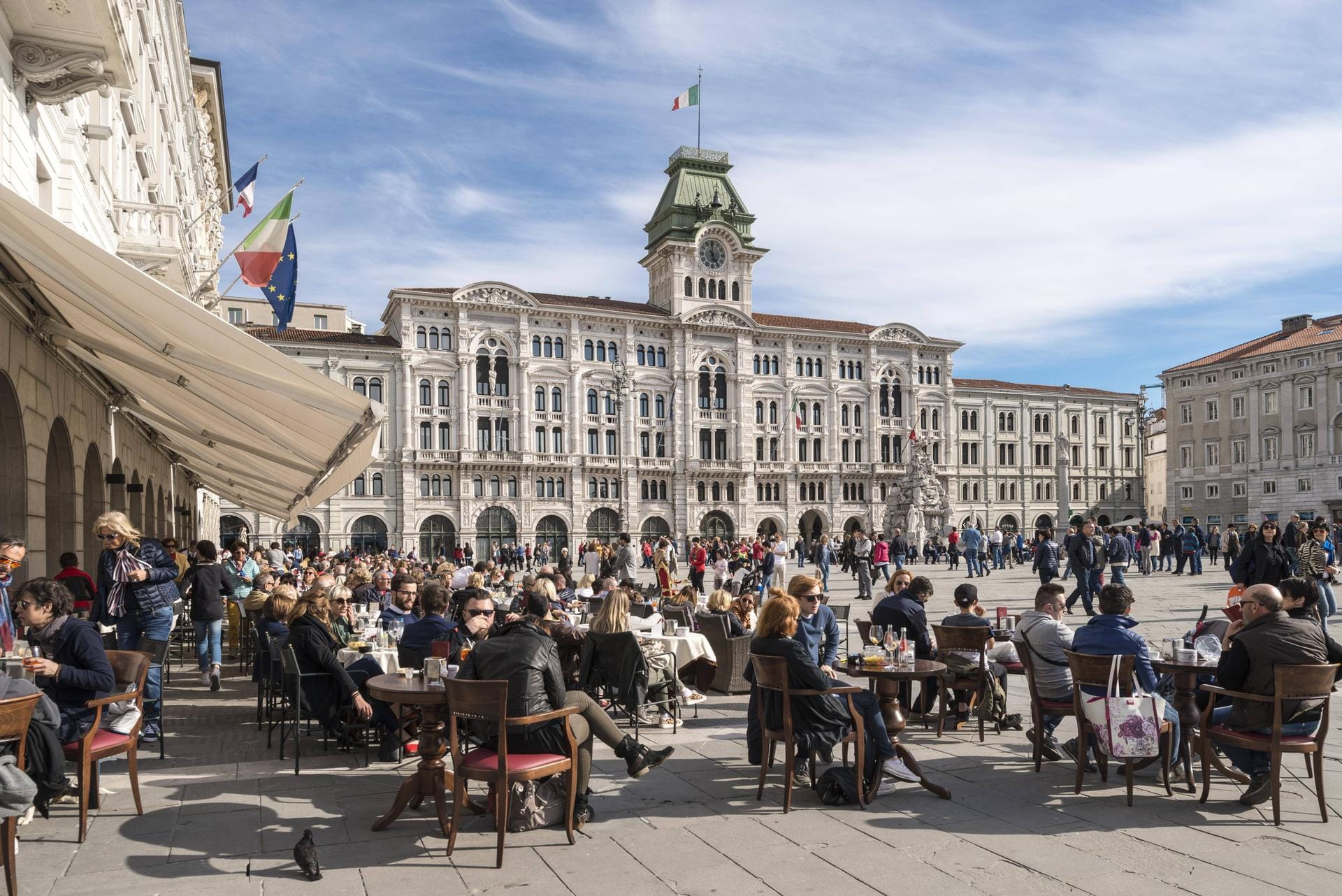 Zahlreiche Besucher genießen ihren Espresso und Caffè am Piazza dell'Unita d'Italia in Triest (Italien).