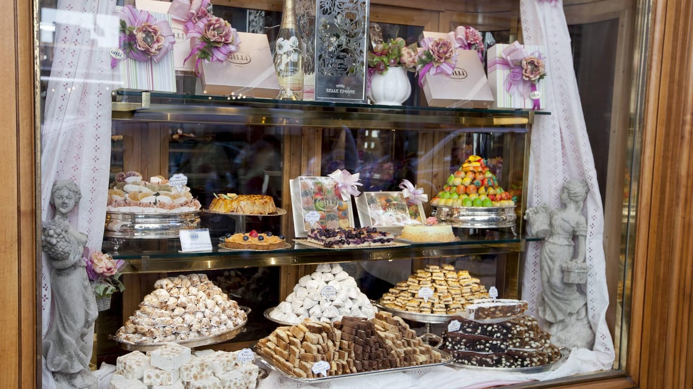 Verschiedene Kuchen, Gebäck, Petit fours und Obsttörtchen zum Kaffee gibt es im legendärem Gilli – seit 1733 in Florenz (Italien).