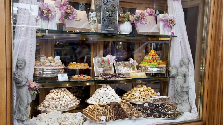 Verschiedene Kuchen, Gebäck, Petit fours und Obsttörtchen zum Kaffee gibt es im legendärem Gilli – seit 1733 in Florenz (Italien).
