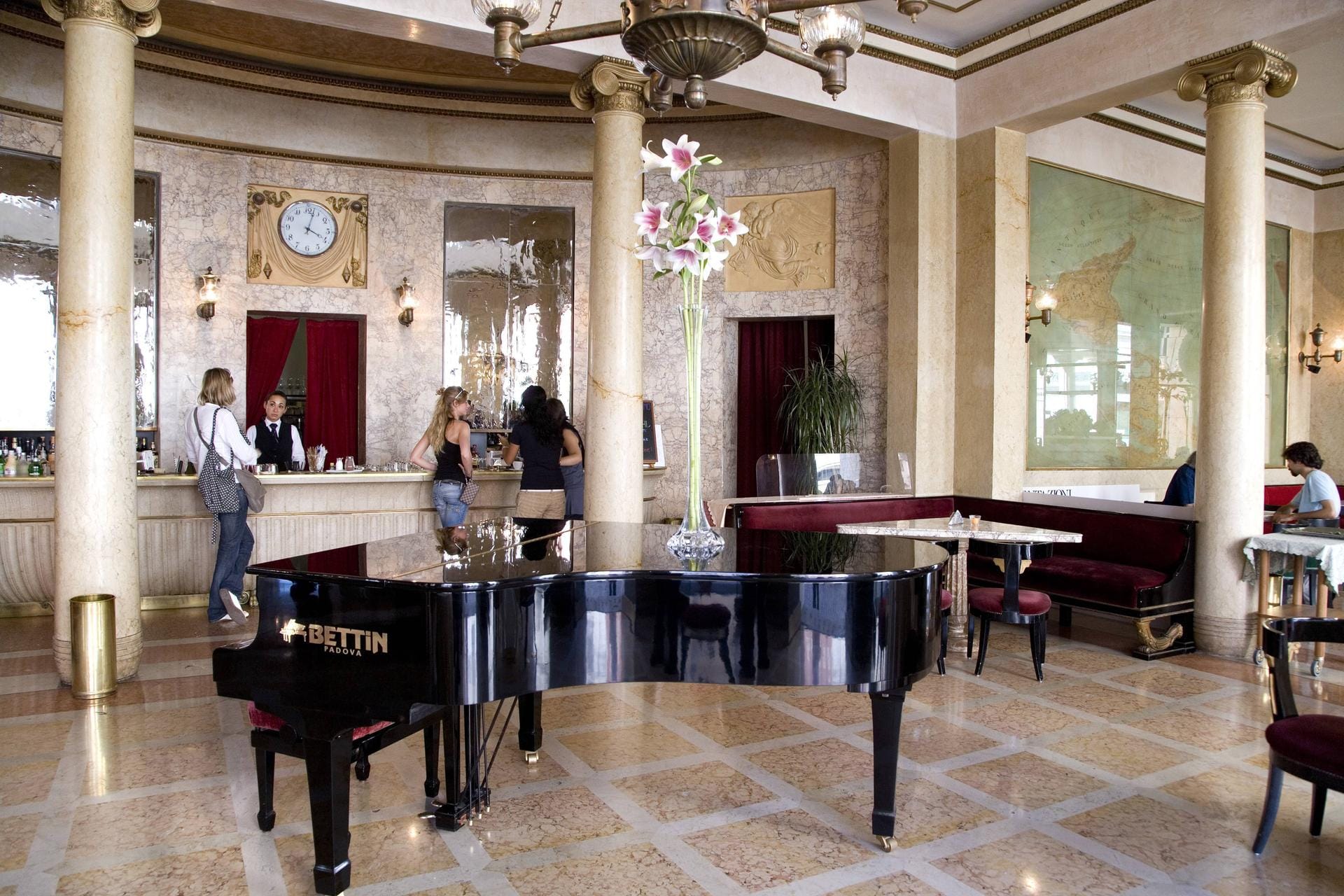 Das Kaffeehaus Pedrocchi in Padua (Italien) ist bekannt für seinen eklektischen Baustil, außen venezianisch-ägyptisch und innen neo-klassizistisch mit hohen Decken und Säulen.