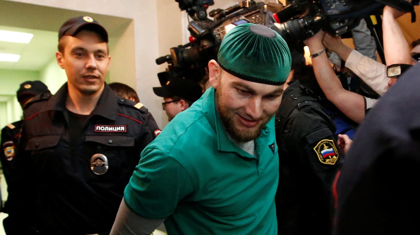 Der Angeklagte Schadid Gubaschew wird in den Verhandlunssaal des Moskauer Militärgerichts gebracht.