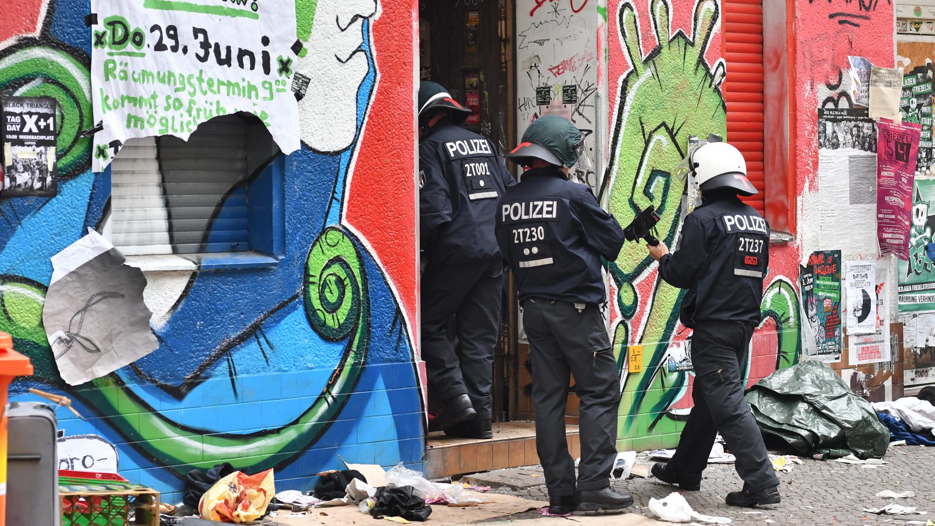 Polizeibeamte gehen in das Haus Nr. 54.