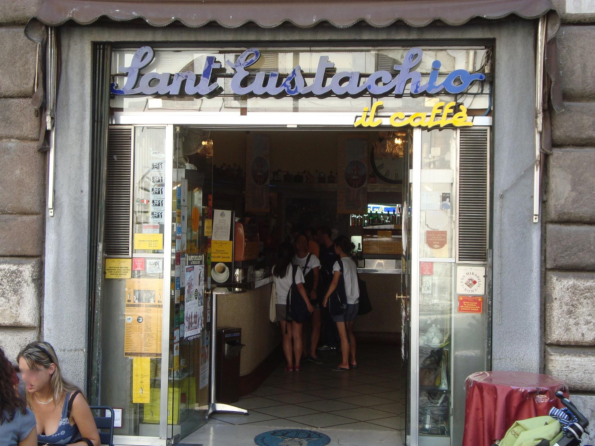 Den doppelten Espresso genießen die Menschen im Caffè Sant Eustachio in Rom (Italien) im Stehen.