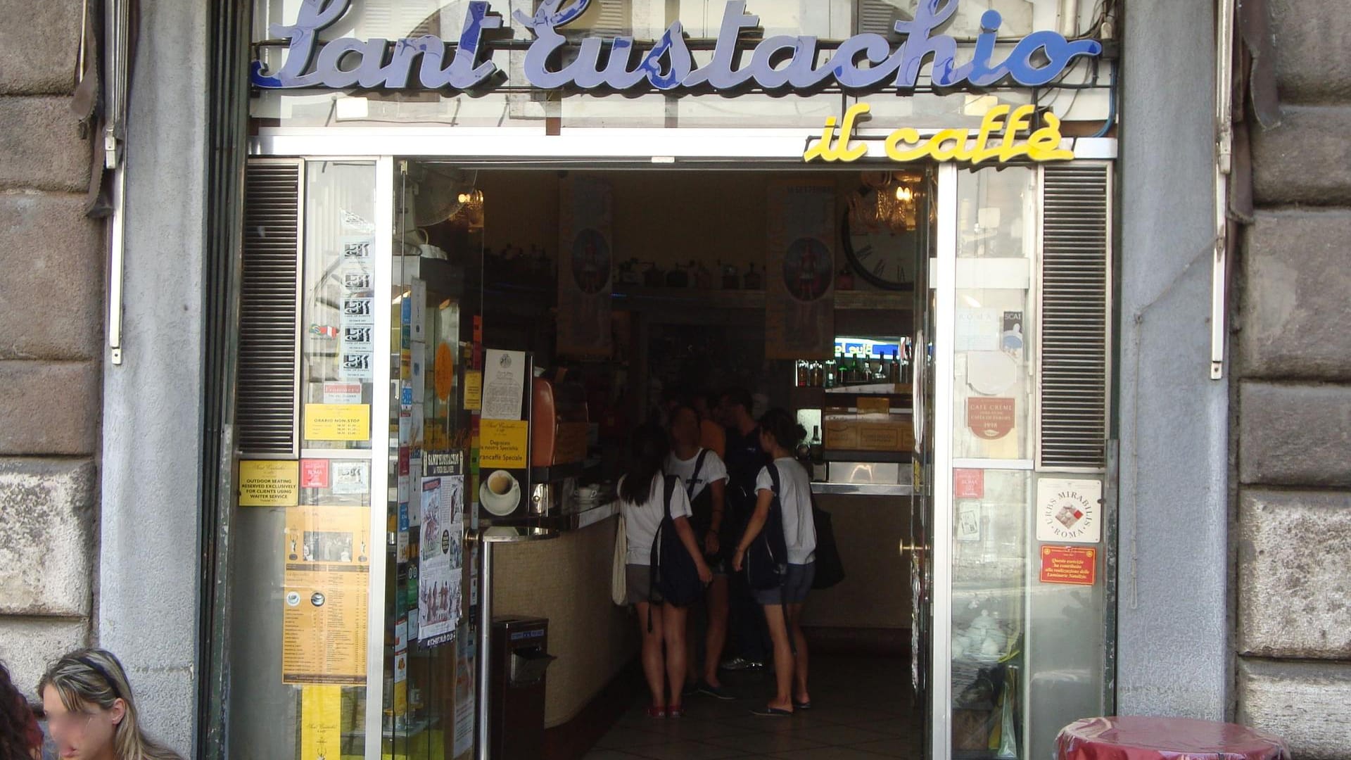 Den doppelten Espresso genießen die Menschen im Caffè Sant Eustachio in Rom (Italien) im Stehen.