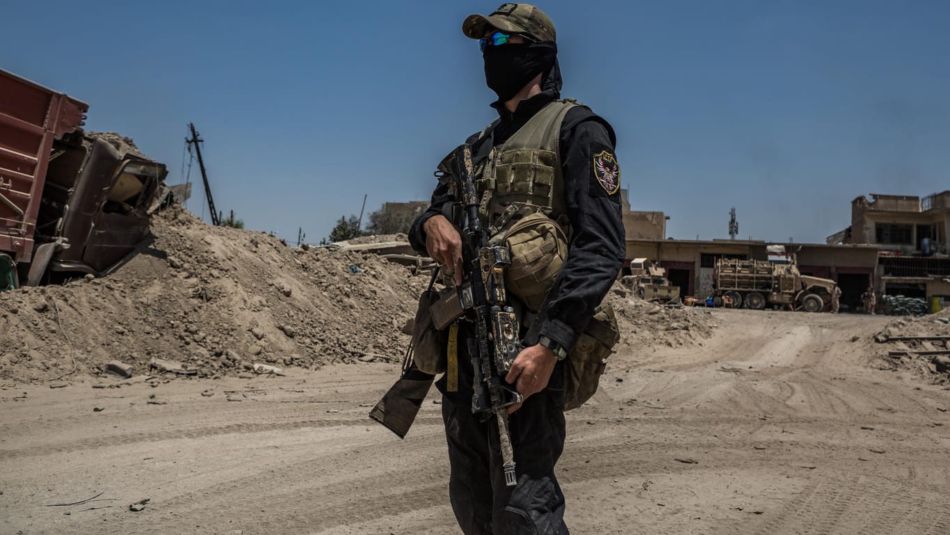 Ein Mitglied der irakischen Elite Anti-Terroreinheit CTS steht nahe eines Zugangs zur Altstadt von Mossul (Irak).