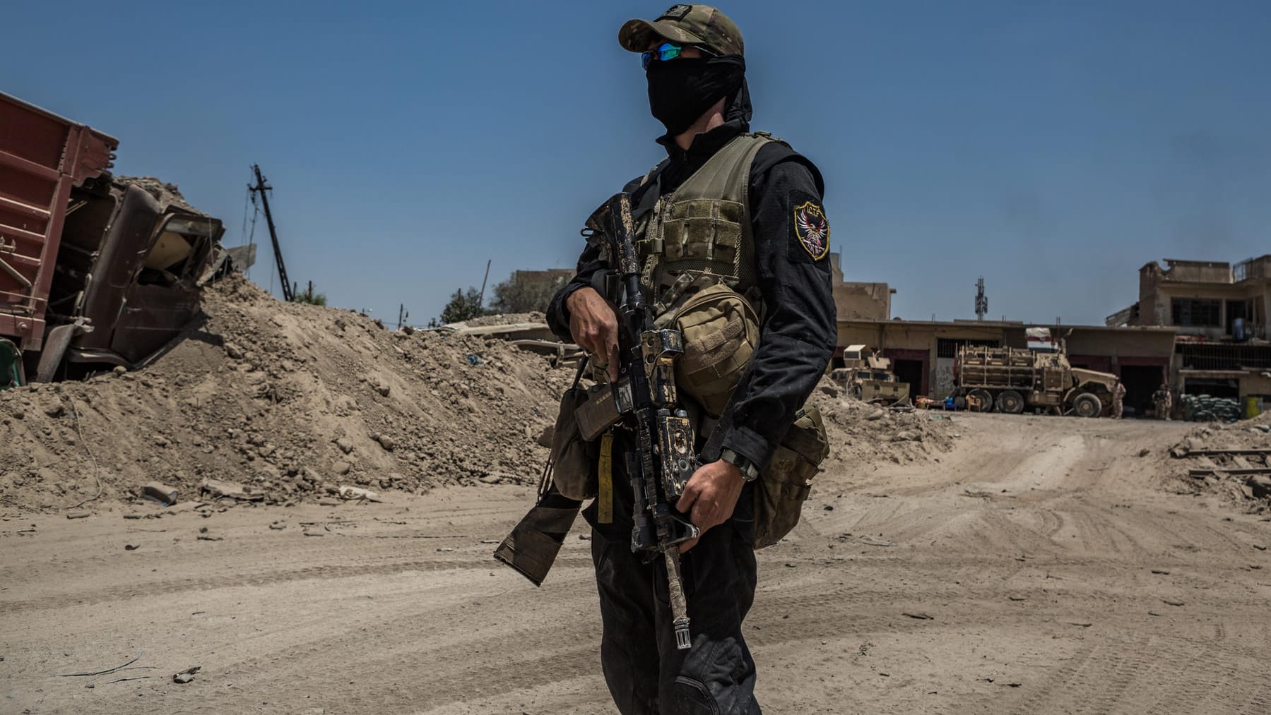 Ein Mitglied der irakischen Elite Anti-Terroreinheit CTS steht nahe eines Zugangs zur Altstadt von Mossul (Irak). Ein Mitglied der irakischen Elite Anti-Terroreinheit CTS steht nahe eines Zugangs zur Altstadt von Mossul (Irak).