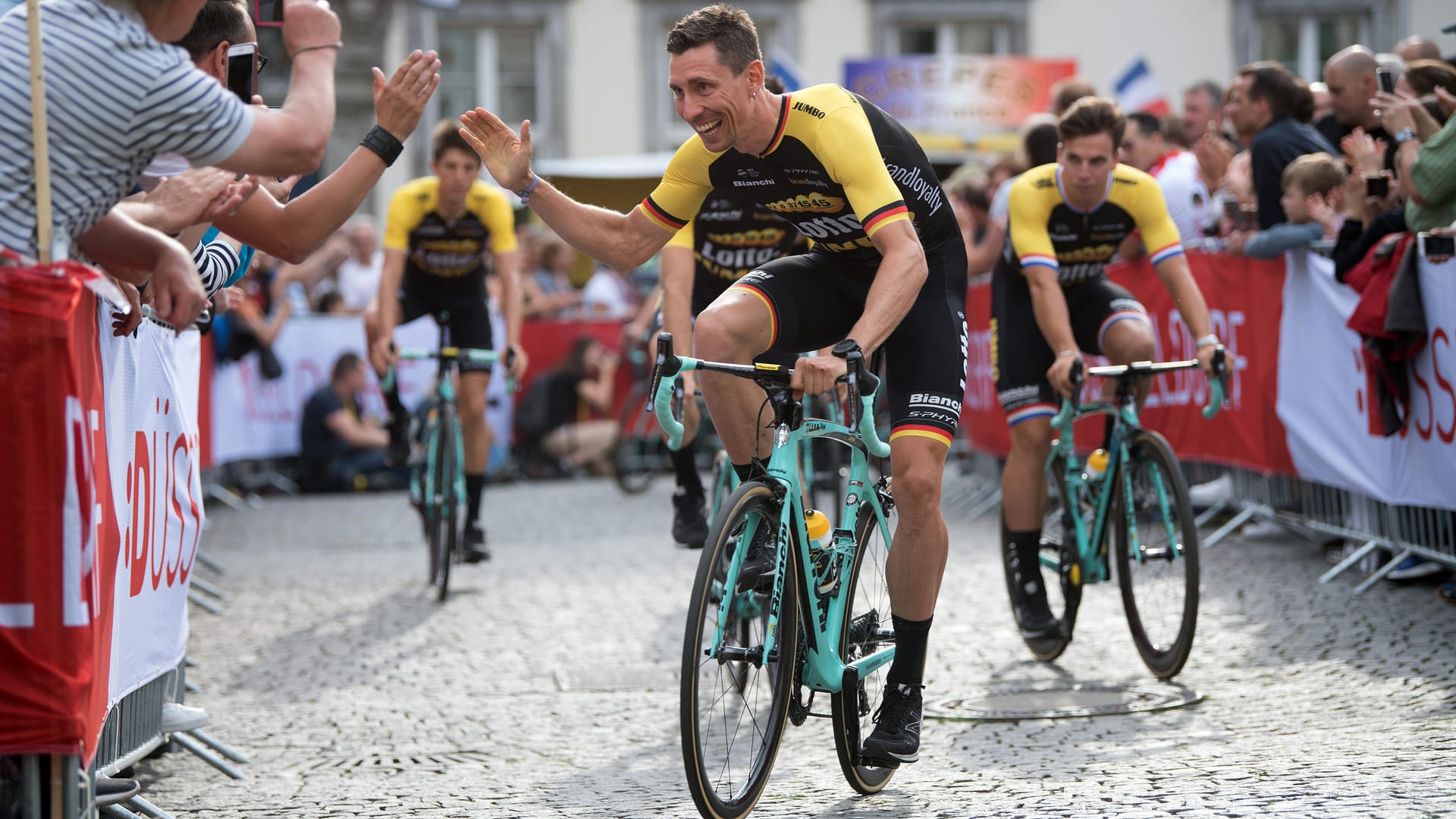 Zahlreiche Fans feierten bei der Fahrerpräsentation die Tour-de-France-Starter in Düsseldorf. Besonders die deutschen Profis wurden bejubelt.