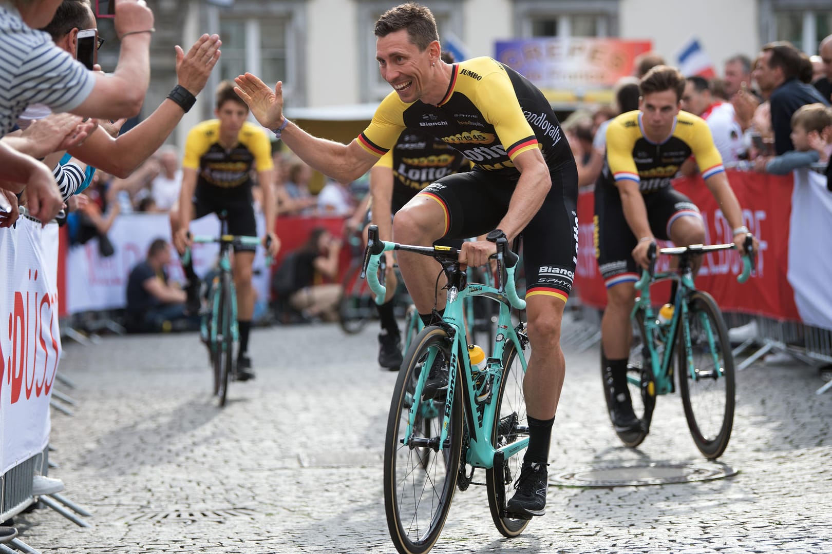 Zahlreiche Fans feierten bei der Fahrerpräsentation die Tour-de-France-Starter in Düsseldorf. Besonders die deutschen Profis wurden bejubelt.