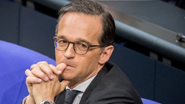 Bundesjustizminister Heiko Maas verfolgt im Bundestag in Berlin die Debatte.