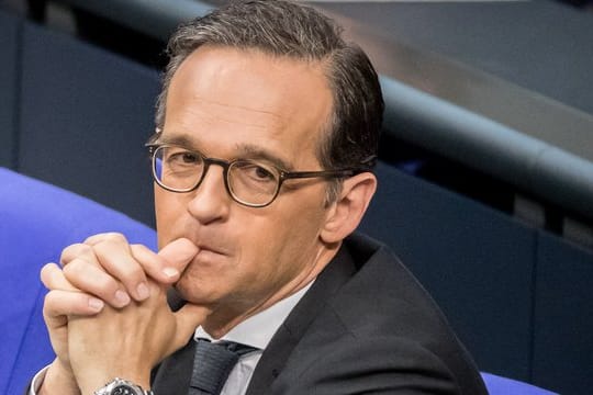 Bundesjustizminister Heiko Maas verfolgt im Bundestag in Berlin die Debatte.