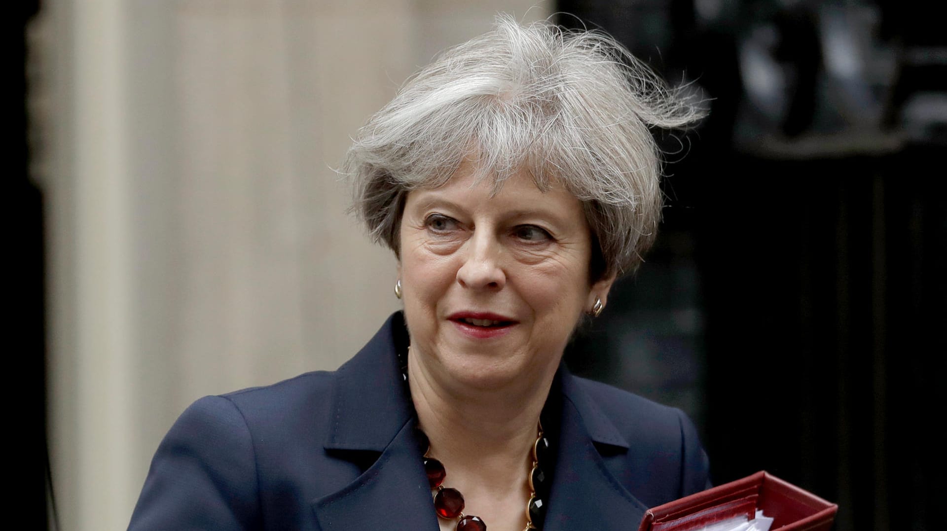 Die Britische Premierministerin Theresa May verlässt ihr Büro in der 10 Downing Street in London Die Britische Premierministerin Theresa May verlässt ihr Büro in der 10 Downing Street in London