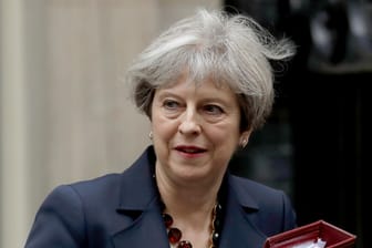 Die Britische Premierministerin Theresa May verlässt ihr Büro in der 10 Downing Street in London