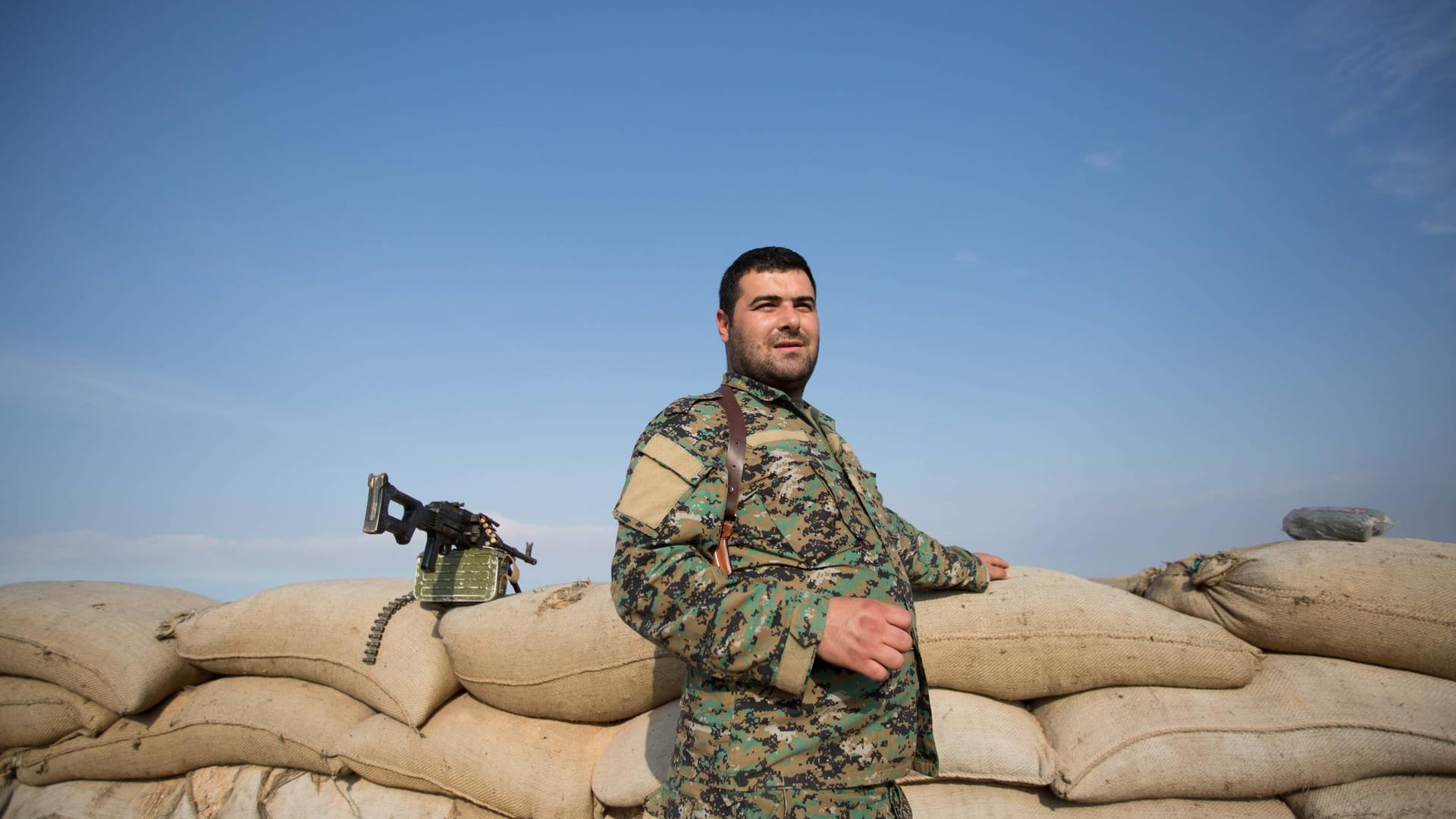 Kämpfer der christlichen Einheit des Syriac Military Council haben Stellungen bei Abu Rasayn, 15 km östlich von Ash Shaddadi, bezogen. Kämpfer der christlichen Einheit des Syriac Military Council haben Stellungen bei Abu Rasayn, 15 km östlich von Ash Shaddadi, bezogen.