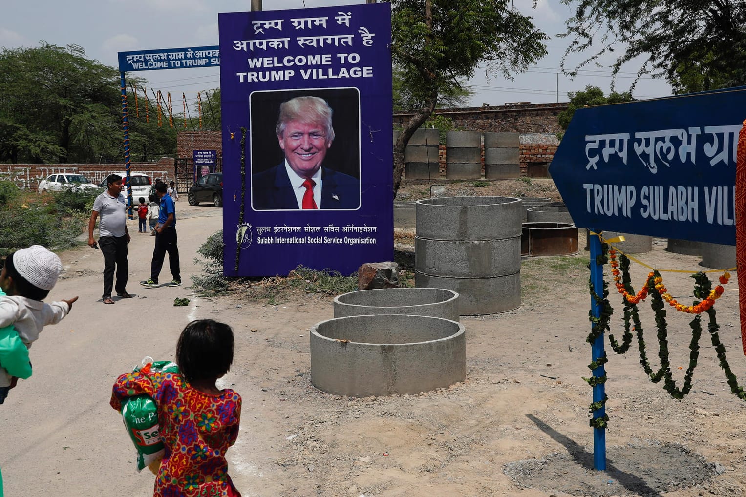 Präsident Donald Trump ist am Eingang des Dorfes Trump Sulabh Village in Maroda zu sehen.