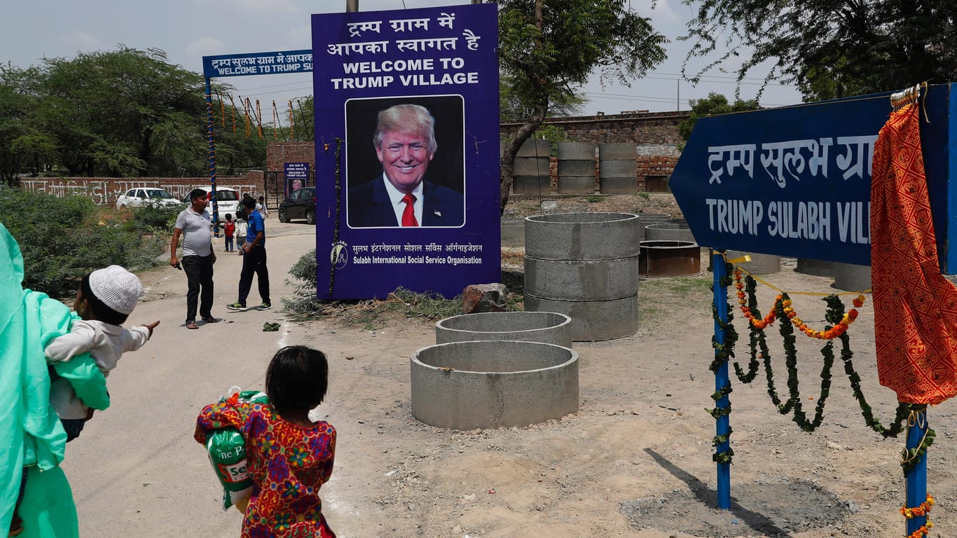 Präsident Donald Trump ist am Eingang des Dorfes Trump Sulabh Village in Maroda zu sehen.