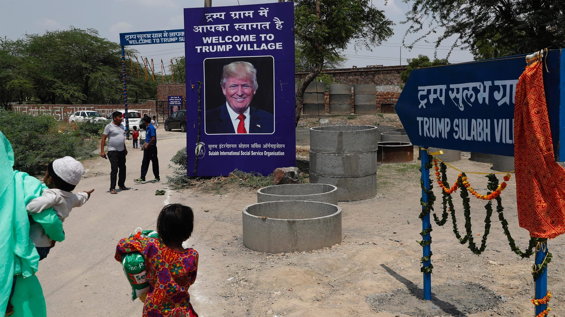 Präsident Donald Trump ist am Eingang des Dorfes Trump Sulabh Village in Maroda zu sehen. Präsident Donald Trump ist am Eingang des Dorfes Trump Sulabh Village in Maroda zu sehen.