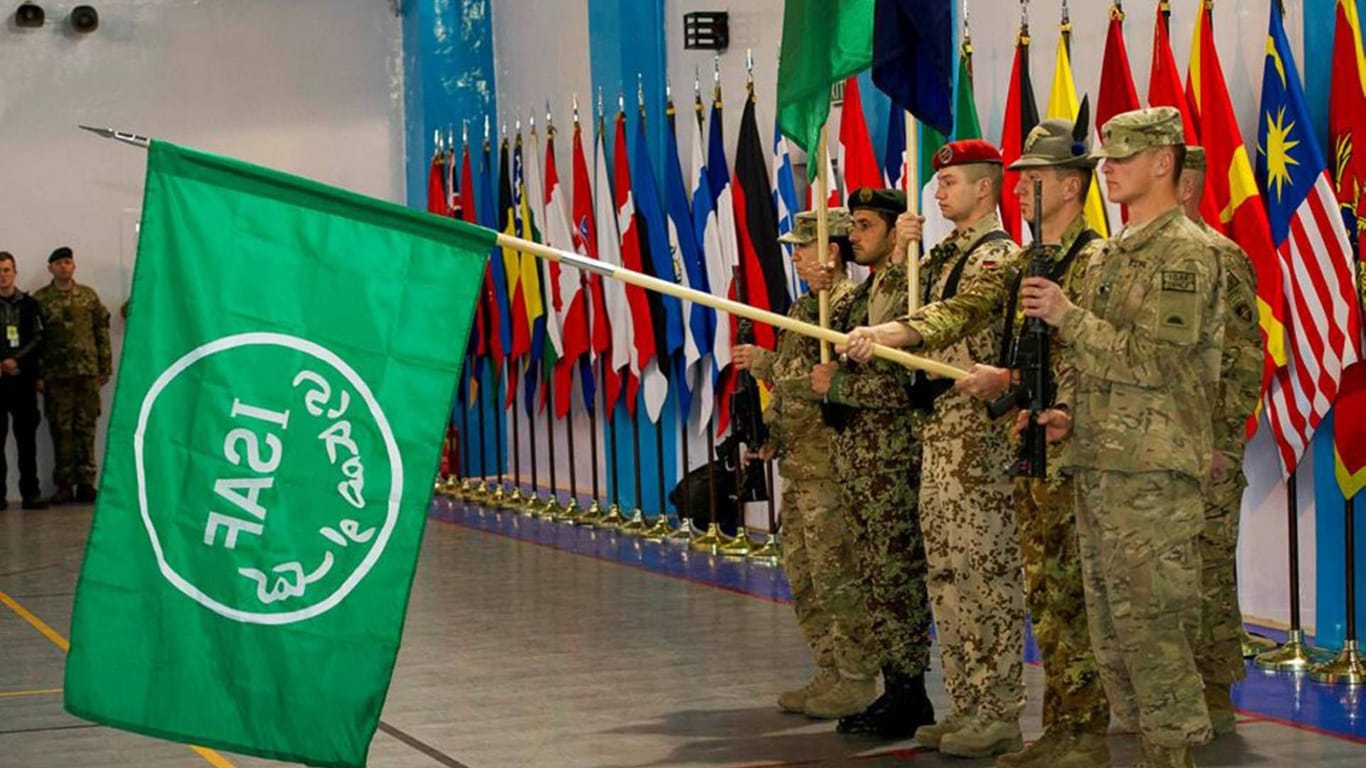 Kabul, Dezember 2014 Mitglieder der Nato-geführten Mission in Afghanistan (ISAF) während einer Zeremonie zum Ende des Kampfeinsatzes.