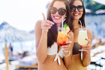 Frauen trinken einen Cocktail