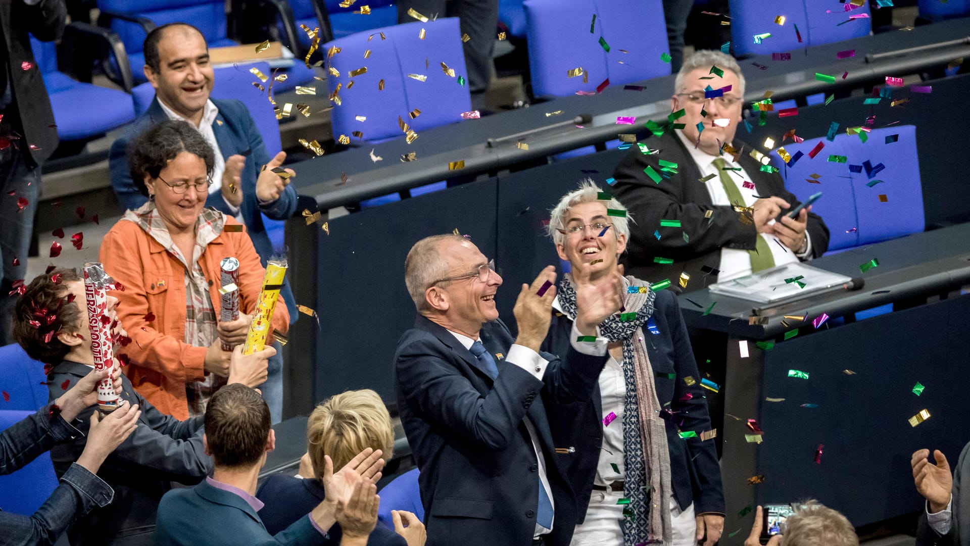 Grüner Konfettiregen im Bundestag